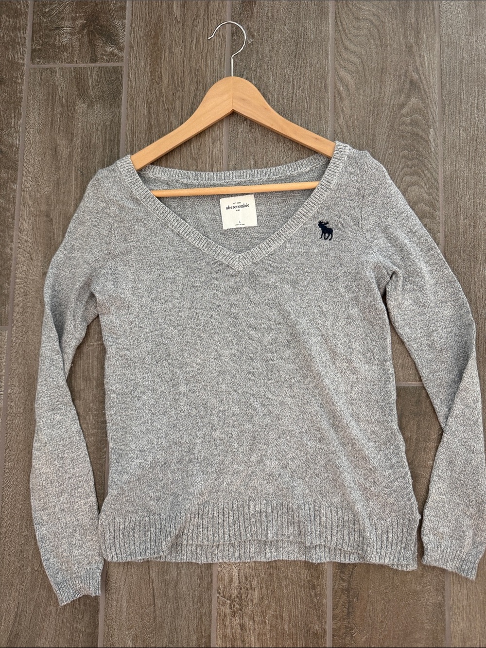 Gray Girls Abercrombie & Fitch V neck sweater size large